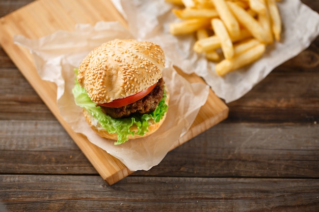 Hamburgers et frites maison sur table en bois