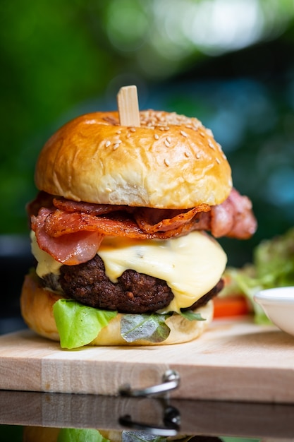 Hamburgers et frites sur le plateau en bois.