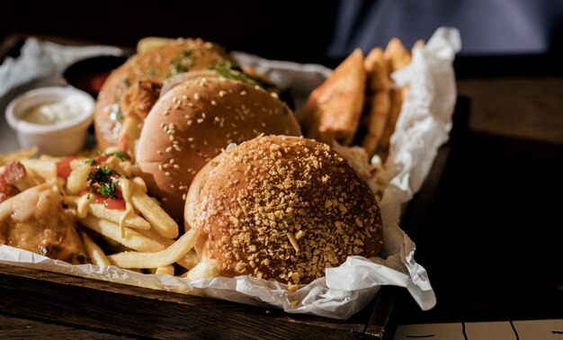 des hamburgers et des frites