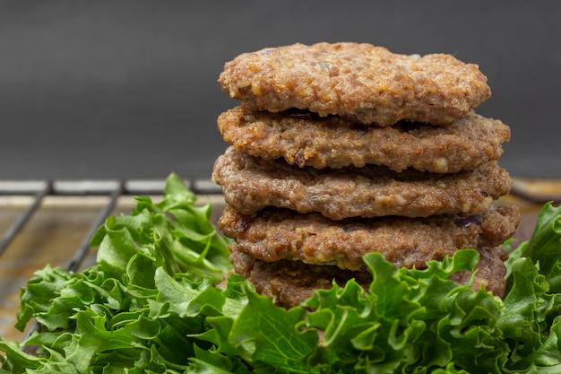 Hamburgers frits sur feuilles de laitue Close up