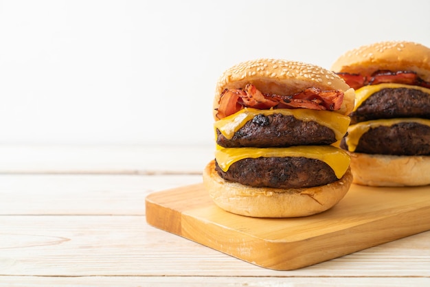 hamburgers ou hamburgers de boeuf avec fromage et bacon - style d'aliments malsains