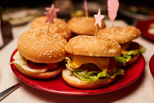 hamburgers juteux sur une assiette rouge nombreux hamburgers sur une assiette rouge