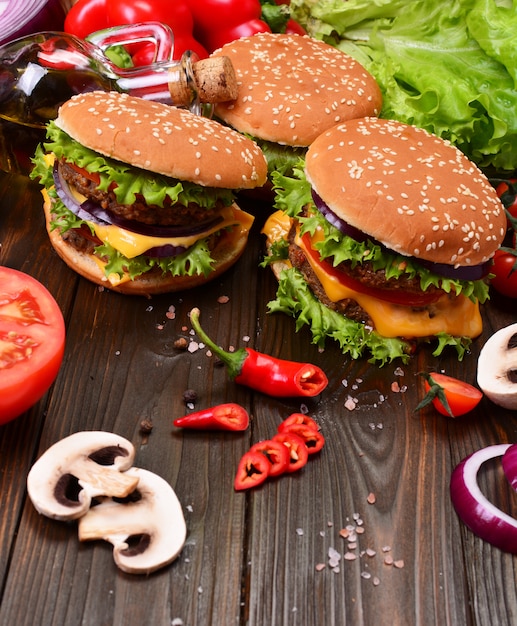 Hamburgers des meilleurs produits sur une table en bois