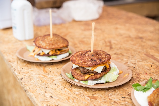 Hamburgers De Pommes De Terre Biélorusses Originaux Avec Des Crêpes De Pommes De Terre Frites Au Lieu D'un Petit Pain.