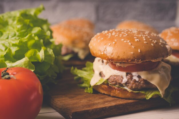 Les hamburgers ou les sandwichs sont la restauration rapide populaire pour le brunch ou le déjeuner