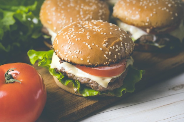 Les hamburgers ou les sandwichs sont la restauration rapide populaire pour le brunch ou le déjeuner