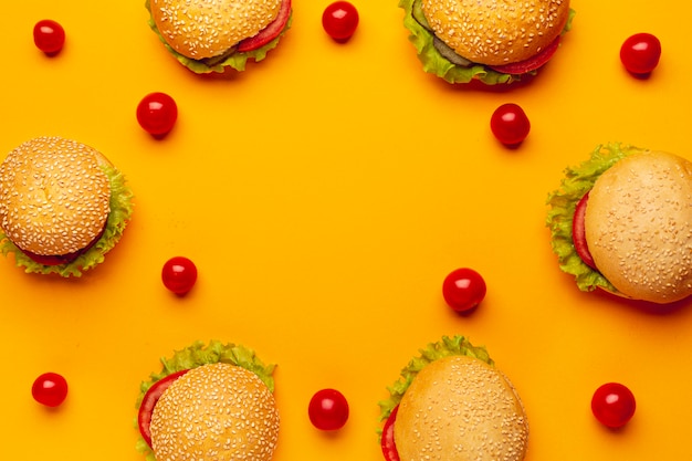 Hamburgers Vue De Dessus Avec Des Tomates Cerises