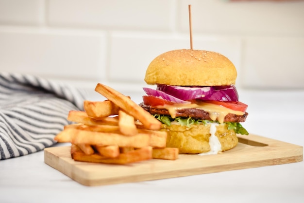 Hamburguesa con papas fritas