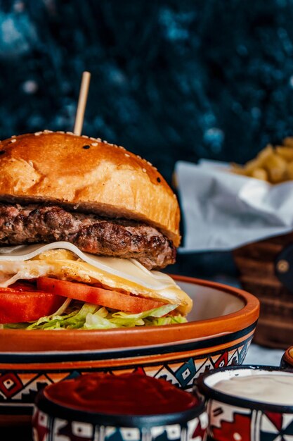 Photo hamburguesa con tomate, carne queso y lechuga