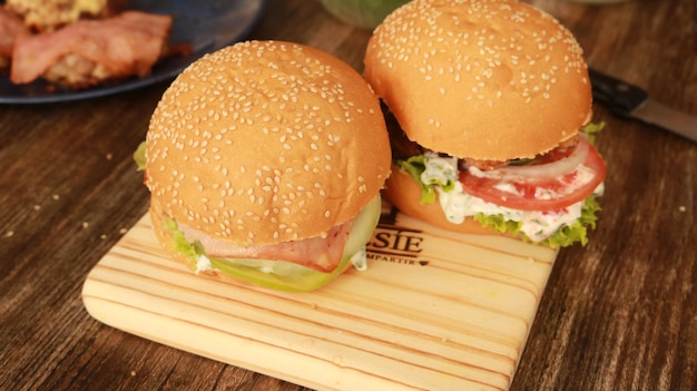 Hamburguesas gourmet sobre tabla de madera. Préparation des hamburgers. Hamburguesas ingrédients