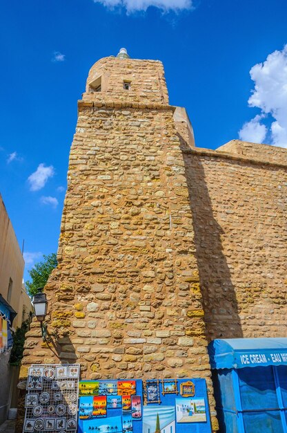 Photo hammamet tunisie oct 2014 ancien mur en pierre de médine avec bazar le 6 octobre 2014