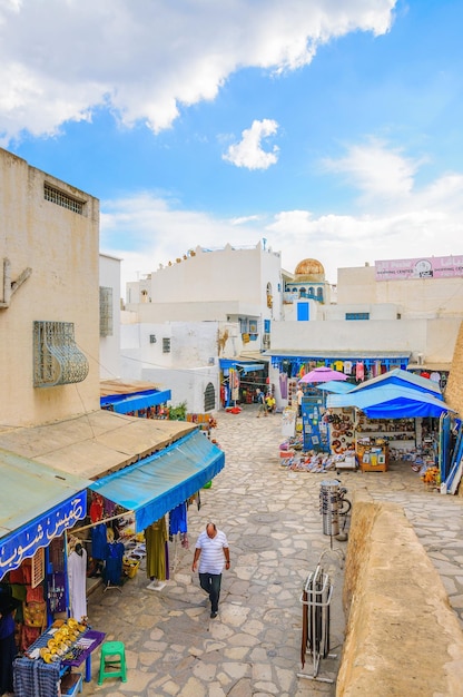 Photo hammamet tunisie oct 2014 ancien mur en pierre de médine avec bazar le 6 octobre 2014