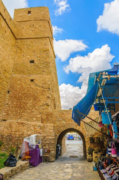 Photo hammamet tunisie oct 2014 ancien mur en pierre de médine avec bazar le 6 octobre 2014