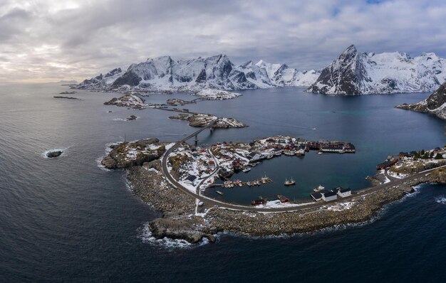 Hamnoy Village et montagnes en hiver. Mer de Norvège et ciel d'orage. Moskenes, îles Lofoten, Norvège. Vue aérienne.