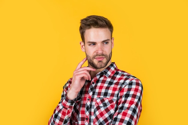 Hanche et élégant. coiffure soignée. beauté masculine et look de mode. chemise à carreaux hipster pour barbu. bel homme mal rasé avec poils. notion de coiffeur. jeune et confiant.