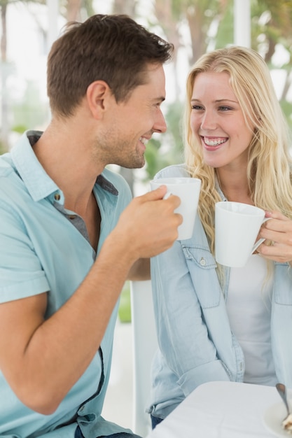 Hanche jeune couple ayant un café ensemble
