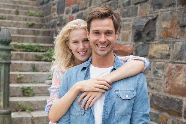 Hanche jeune couple souriant à la caméra