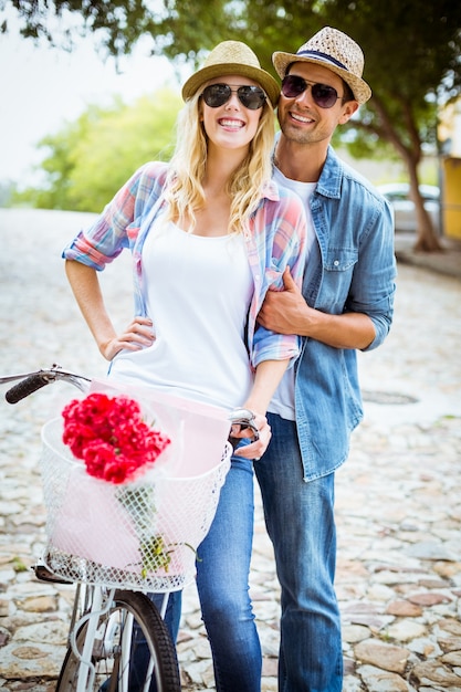 Hanche jeune couple va faire du vélo