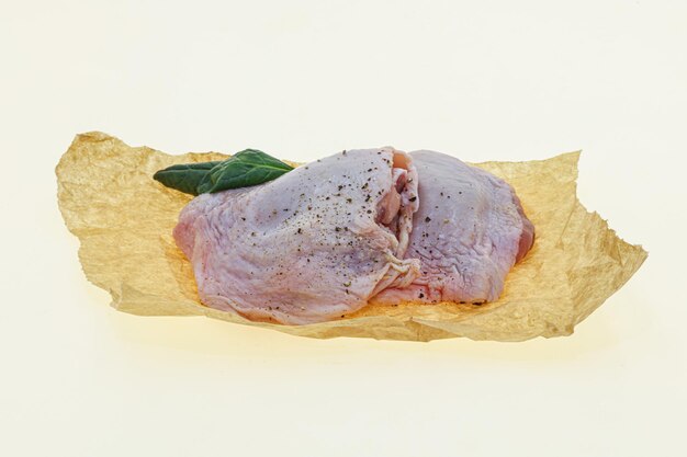 Photo hanche de poulet cru aux épices