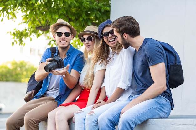 Hanches amis prenant une photo dans les rues