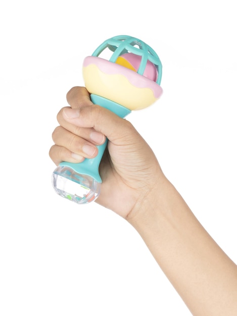 Hand holding toy hochet pour bébé isolé sur fond blanc