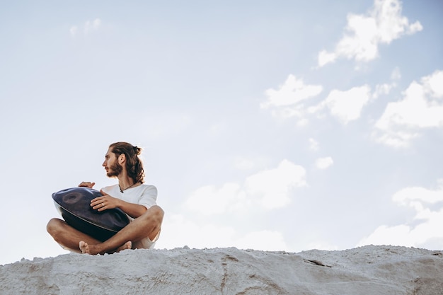 Handpan entre les mains d'un musicien Musique de fond pour la musique contemporaine alternative pour la méditation et la relaxation Copier l'espace