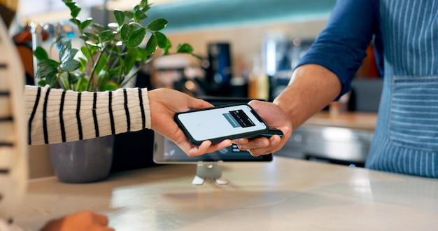 Hands phone et pos dans les cafés paiement et application fintech pour des offres ou des services à prix réduit avec l'aide du magasin Les gens smartphone et machine pour le point de vente bancaire et la monnaie numérique dans les cafées