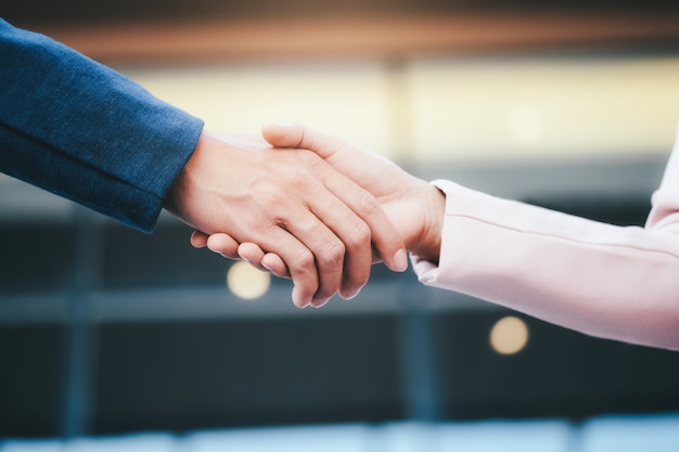 Handshaking hommes d&#39;affaires réussis après bonne affaire.