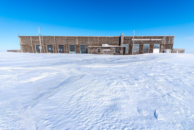 Hangar n° 6, ancien bâtiment de la Seconde Guerre mondiale dans la neige à l'aéroport de Swift Current, Saskatchewan