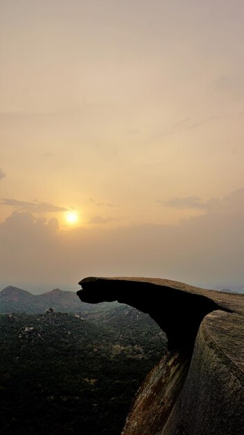 Hanging Rock d'Avalabetta pic situé à Chikaballapur Karnataka