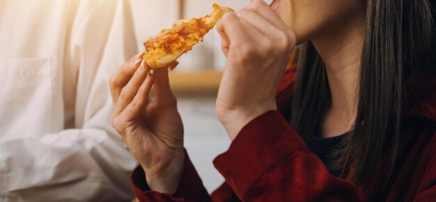 Hangout d'amis Jeune femme célébrant l'anniversaire le week-end à la maison manger de la pizza boire du champagne amitié de vie