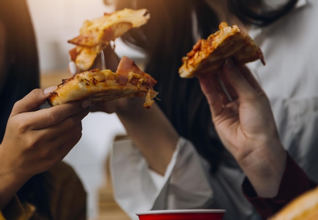 Hangout d'amis Jeune femme célébrant l'anniversaire le week-end à la maison manger de la pizza boire du champagne amitié de vie