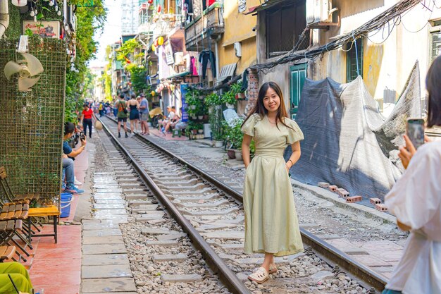 Hanoi Vietnam SEP 24 2023 La vie des gens qui vivent près du chemin de fer dans la ville ancienne de Hanoi La rue à côté de la ligne de train est un endroit célèbre pour les touristes de Hanoï