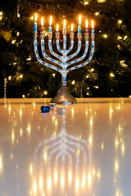 À Hanoucca, neuf bougies sont allumées dans la menorah