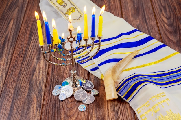 Hanoukka fête des Juifs avec menorah sur la table en bois Star David