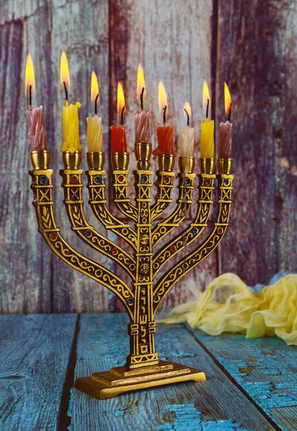 Hanoukka menorah avec des bougies allumées