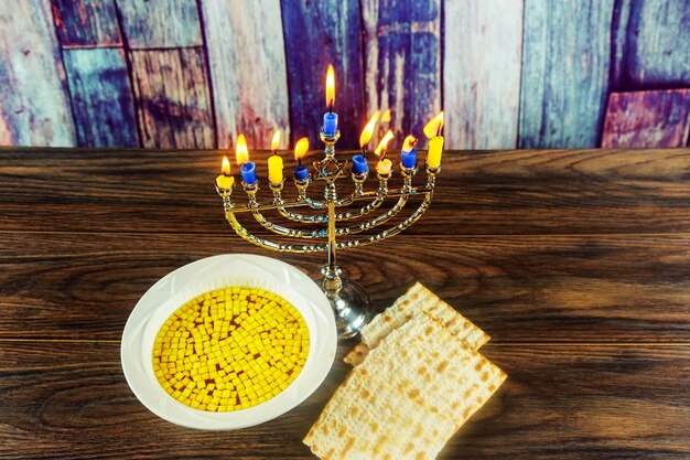 Hanoukka menorah avec bougies matzo