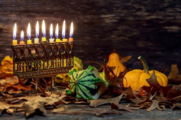 Hanuka menorah avec bougies allumées fête juive hannukah