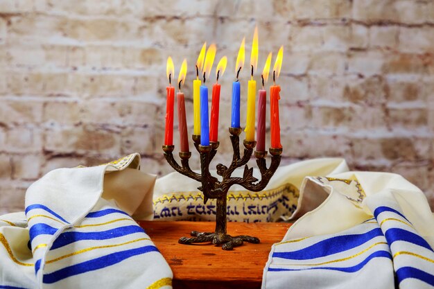 Hanuka menorah avec des bougies allumées.