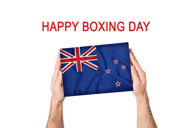 Happy boxing day Box avec le drapeau de la Nouvelle-Zélande dans les mains des hommes Fond blanc