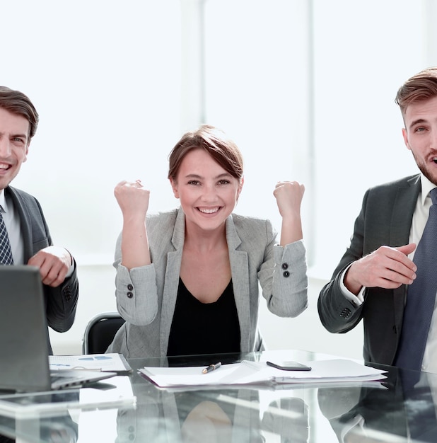 Photo happy business team assis au bureau