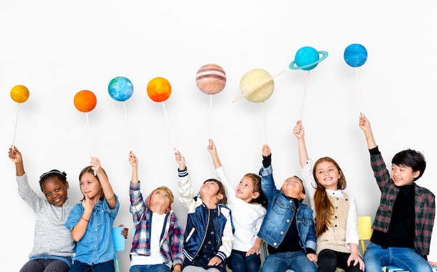 Photo happy divers groupe d'enfants tenant des planètes