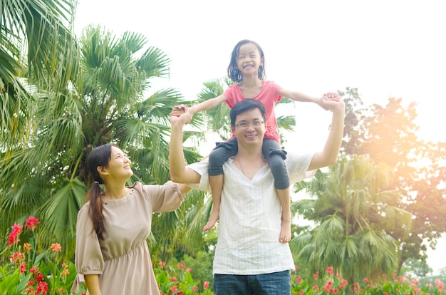 Happy Family asiatique profiter de temps en famille ensemble dans le parc