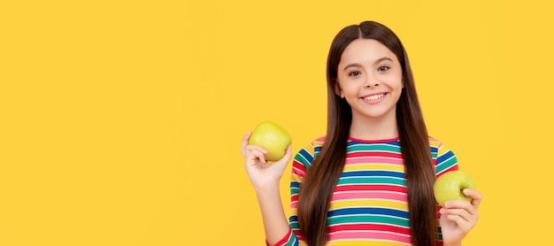 Happy girl kid tenir les pommes fond jaune enfant nutrition Portrait de fille enfant avec affiche horizontale de pomme En-tête de bannière avec espace de copie