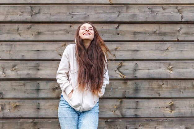 Happy girl smiling Beauty portrait young happy positive rire femme brune sur fond de mur en bois