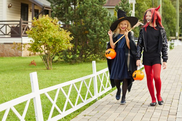 Photo happy girls trick or treating