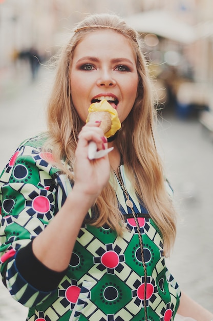 Happy hipster woman eating ice-cream à Rome