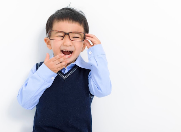 Happy Kid garçon tenant des lunettes et s'amusant