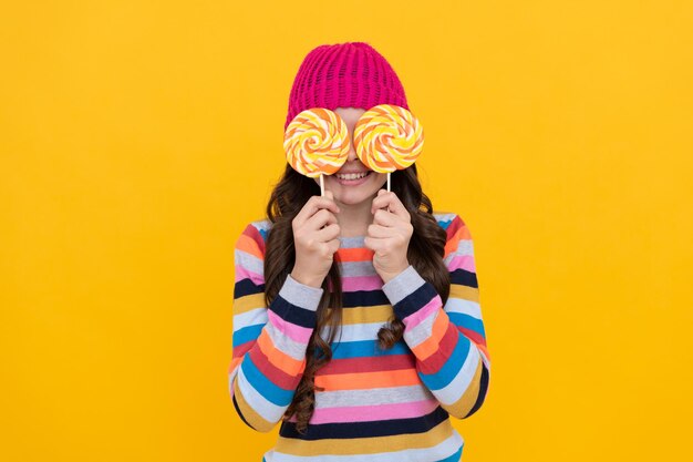 Happy kid girl tenir des bonbons sucrés sucette