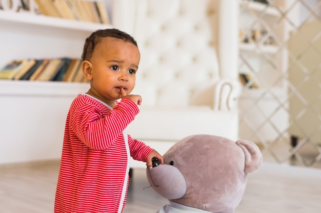 Happy Mixed Race Toddler Baby Boy à l'intérieur